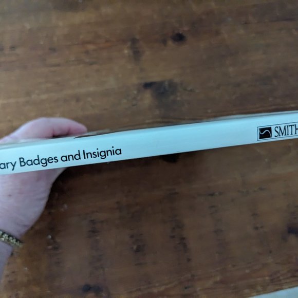 The Concise Illustrated Book of Military Badges and Insignia By Mark Lloyd - Picture 3 of 9